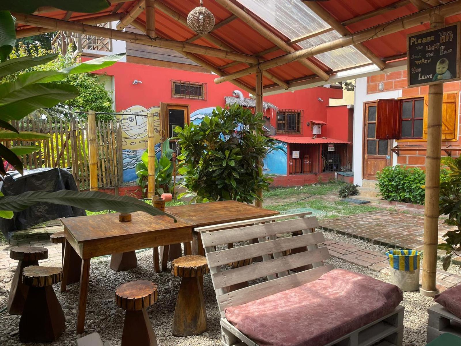 Esperanto Bed & Breakfast Surf Hostel Montañita エクステリア 写真